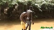 Bokep Online negros africanos tomando banho e se sarrando no rio