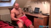 Bokep 2020 Muscular dude Tom enjoys stroking his meaty tool terbaru