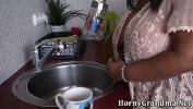 Video Bokep Busty granny has anal sex gratis