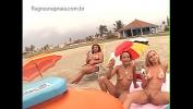 Bokep Video Vendedor de sorvete e surpreendido por grupo de garotas peladas na praia gratis