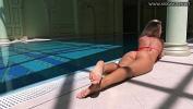 Nonton Video Bokep Mary Kalisy Russian babe in the swimming pool hot