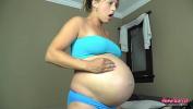 Video Bokep Beautiful pregnant rubs and massages belly online