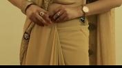 Vidio Bokep HOT GIRL SAREE WEARING and Showing her NAVEL and BACK gratis