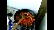 Nonton Video Bokep Desi bhabhi sucking while cooking mp4