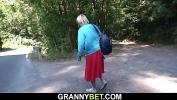 Video Bokep Hitchhiking 70 years old granny getting fucked roadside 2020
