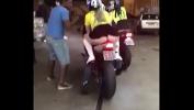 Video Bokep Negao conferindo o ESCAPAMENTO das motos