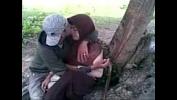 Nonton Film Bokep Siswi Berjilbab Asik Ciuman di Taman period FLV
