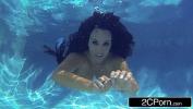 Video Bokep Stunning MILF Holly Halston Giving Amazing Underwater Blowjob gratis