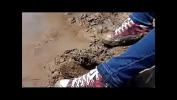 Download vidio Bokep menina adolescente sujando Converse de lama teen girl messing mud converse hot