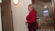 Film Bokep Two repairmen fuck busty grandma from both ends 3gp online