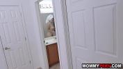 Video Bokep Terbaru Stepmom blows son for helping her to shave pussy 2020