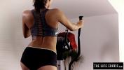 Video Bokep Hot Czech brunette rubs her clit on a dumbell after a sweaty workout