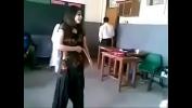 Film Bokep Pakistani Girl Dance in front of Boys In Classroom