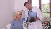 Video Bokep Terbaru Busty British babe Sienna Day gives her fetish loving doctor an unforgettable footjob hot