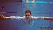 Nonton Film Bokep Cute Melissa plays underwater terbaik