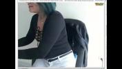 Bokep Online misstattoo jugando con su dildo azul en la oficina