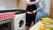 Film Bokep Rubia adolescente follando con el gordo cuando va a la cocina gratis