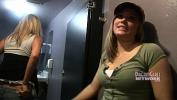 Video Bokep Two Girls Enter The Men apos s Room To Pee terbaik