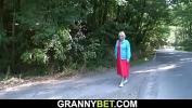 Film Bokep Hitchhiking old blonde granny terbaru