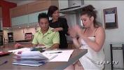 Download Video Bokep FFM Maman cougar aux gros seins enseigne le cul a 2 jeunes terbaru 2020