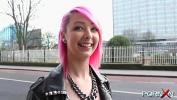 Link Bokep Shameless pink haired teen beauty pissing in public