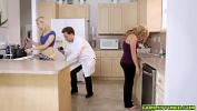 Vidio Bokep Kyle Mason utilized the app to make his stepmom and stepsis suck his man meat excl terbaru