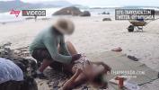 Film Bokep Pedindo para o vendedor na praia passar protetor solar e deixando ele louco de tesao hot