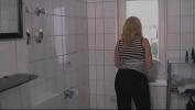 Video Bokep Terbaru Die Putzfrau im Badezimmer geil benutzt 3gp