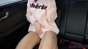 Bokep Video Amateur brunette masturbate on car while waiting her driver terbaru