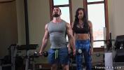 Nonton Video Bokep Tanned Latina tranny Honey Foxxx fitness instructor has new methods for training and while muscled stud Jaxton Wheeler lifting weights she wanks his cock hot