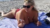 Video Bokep Terbaru Big ass and boobs relaxing on beach terbaik